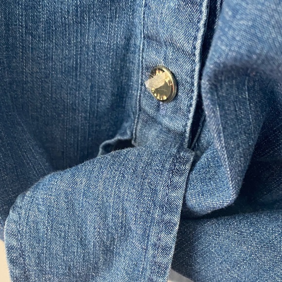 Anne Klein Denim Blue Sleeveless Button-Down Shirt - Picture 5 of 6